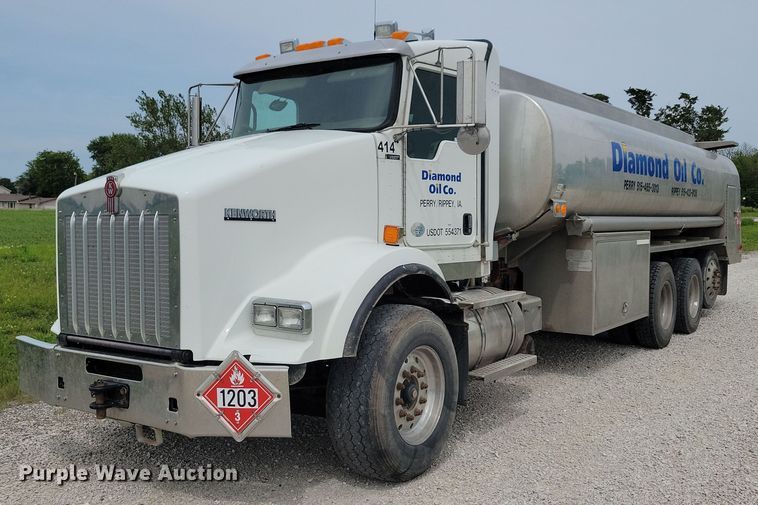 2010 Kenworth T800 fuel truck - KB9015