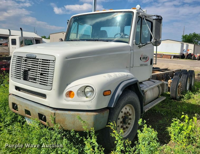 2003 Freightliner  FL112 truck cab and chassis - KB9035