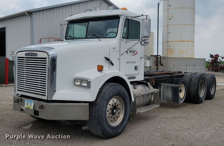 1996 Freightliner  FL112 truck cab and chassis - KB9038