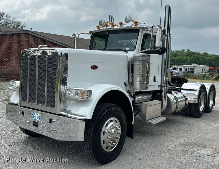 2013 Peterbilt  389 semi truck - NR9915