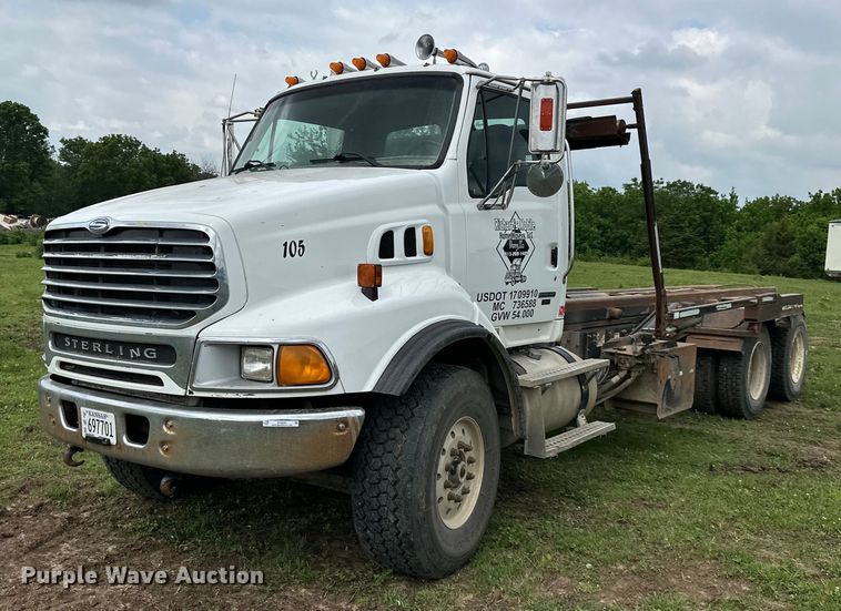 2005 Sterling  LT9500 roll-off container truck - NT9332
