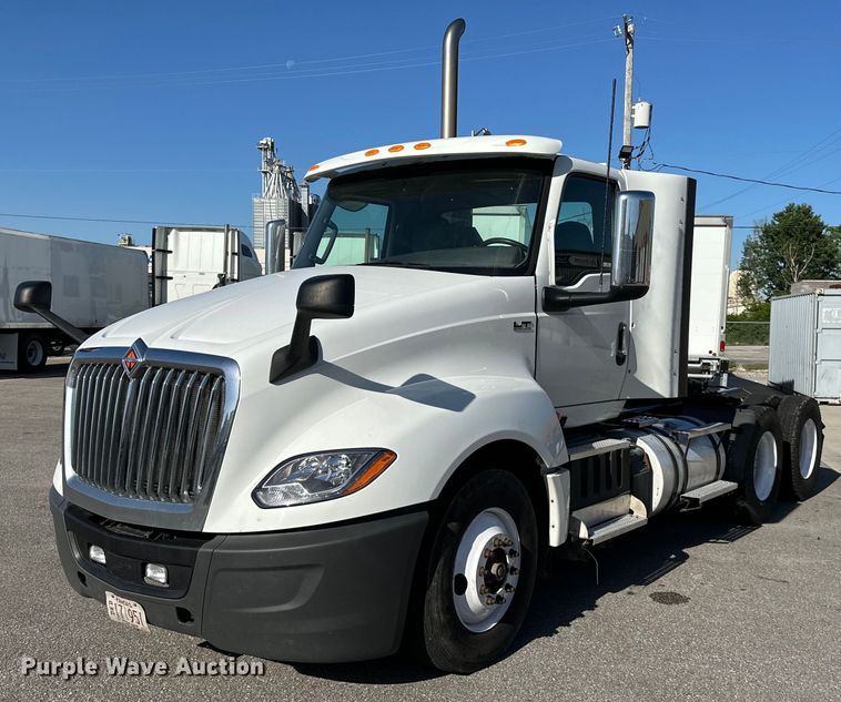 2018 International  semi truck - NT9341