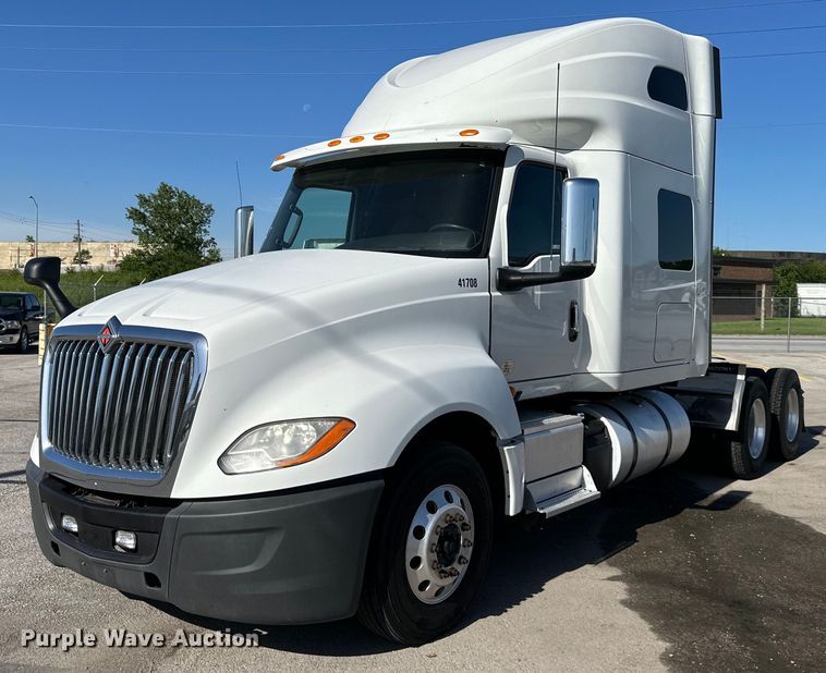 2018 International  LT semi truck - NT9342