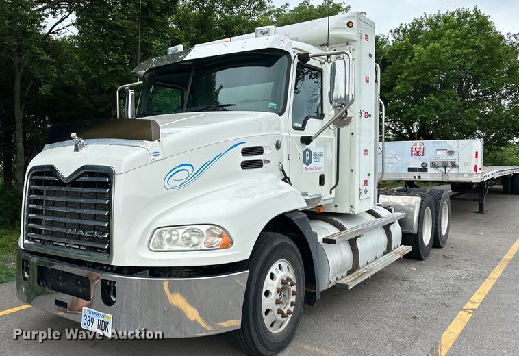 2015 Mack Pinnal semi truck - NT9368