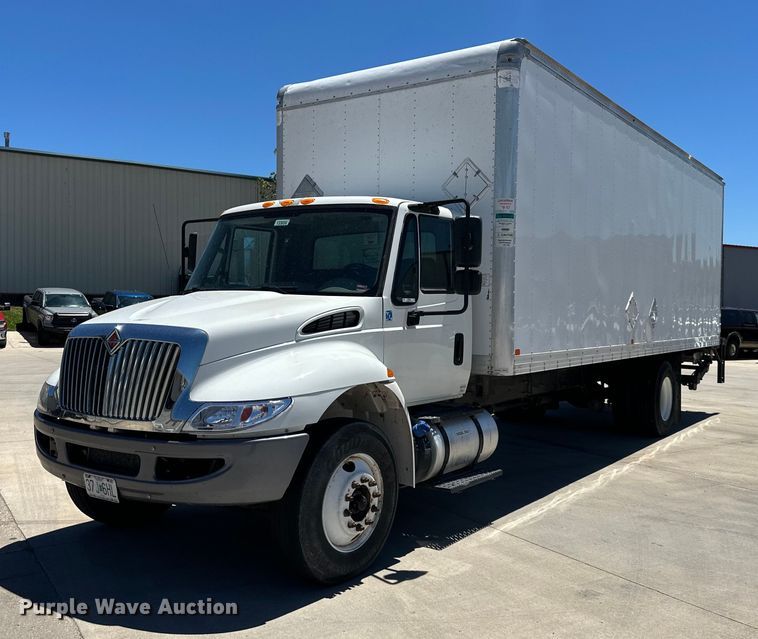 2018 International 4300  box truck - NT9383