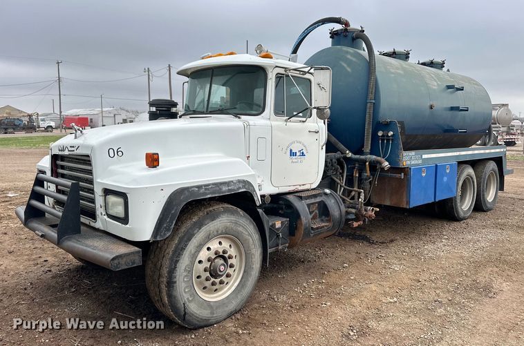 2001 Mack RD688S vacuum truck - OE9079
