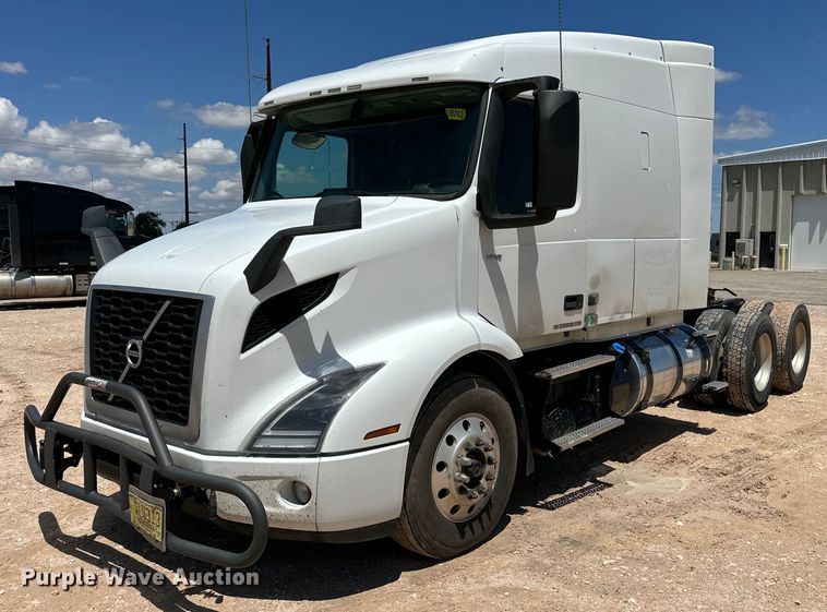 2020 Volvo  VNR semi truck - ZA0418
