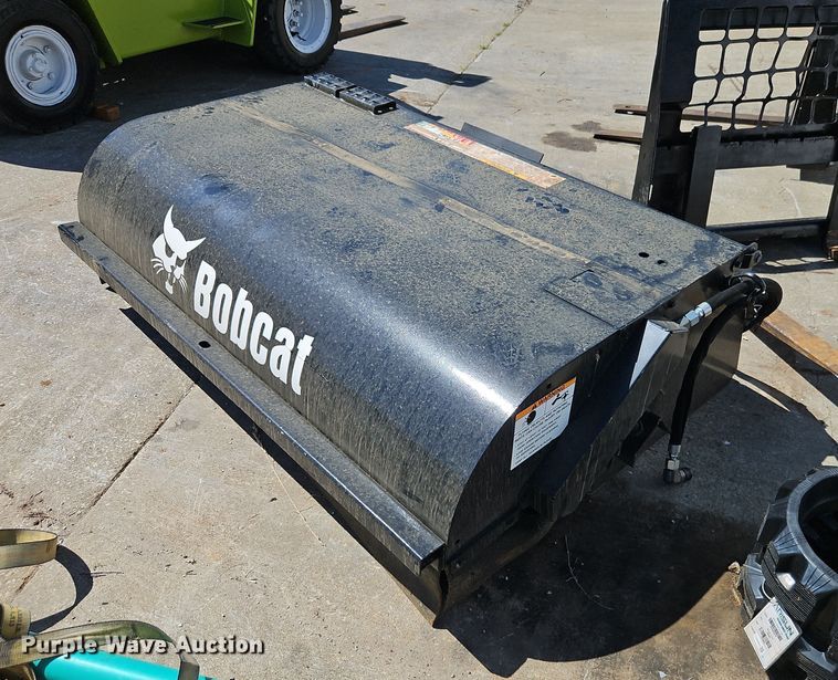 2019 Bobcat 72" W skid steer sweeper - DR8658