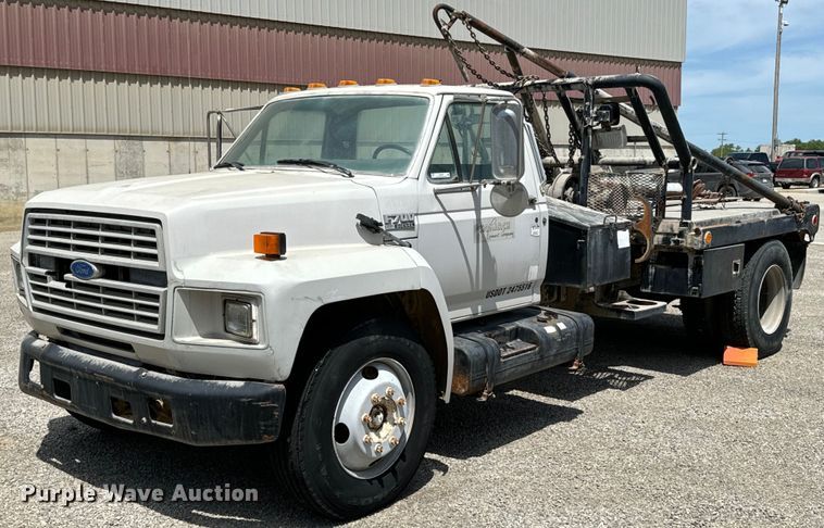 1994 Ford F700 winch truck - DX0645
