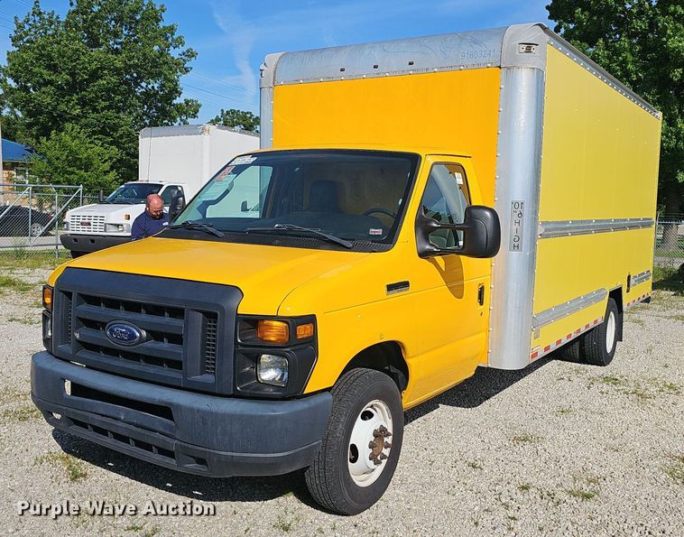 2016 Ford E350 Super Duty box truck - EJ5637
