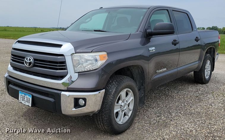 2015 Toyota Tundra CrewMax pickup truck - KB9018
