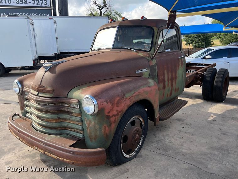 1952 Chevrolet 6400 truck cab and chassis - LU9939