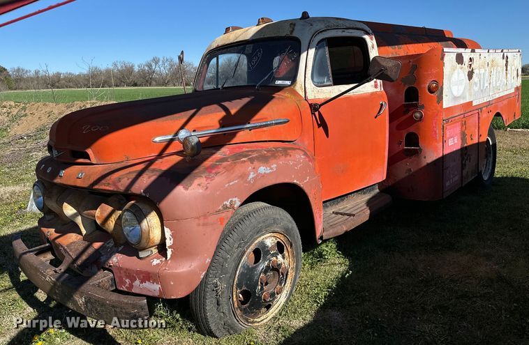 1952 Ford  F-6 fuel truck - NH9074