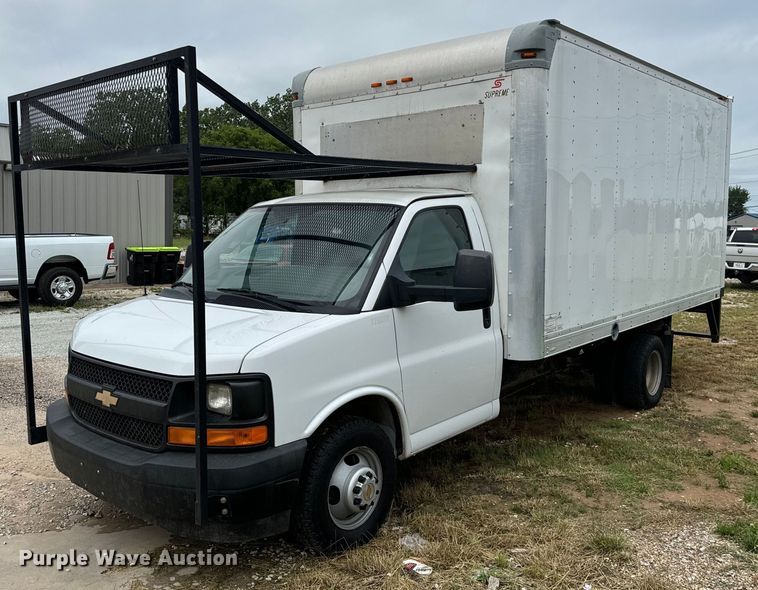 2017 Chevrolet  G3500 box truck - NQ9568