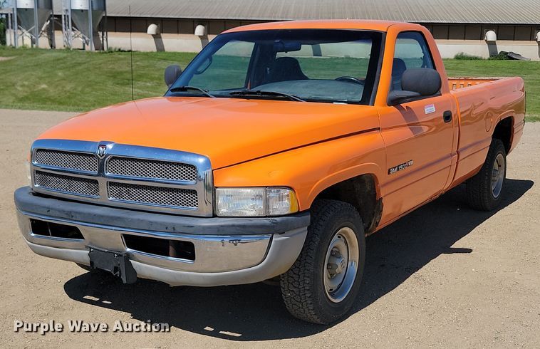 2001 Dodge  Ram 1500 pickup truck - NZ9965
