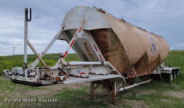 1981 Fruehauf pneumatic dry bulk trailer - DB8096
