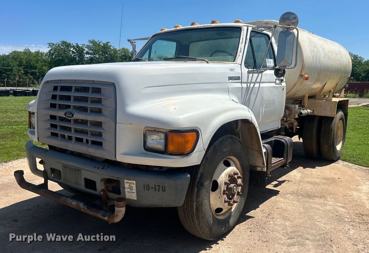 1999 Ford F800 water truck - DO6522