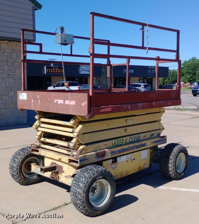 1993 SkyJack SJ-6826 scissor lift - DQ7129