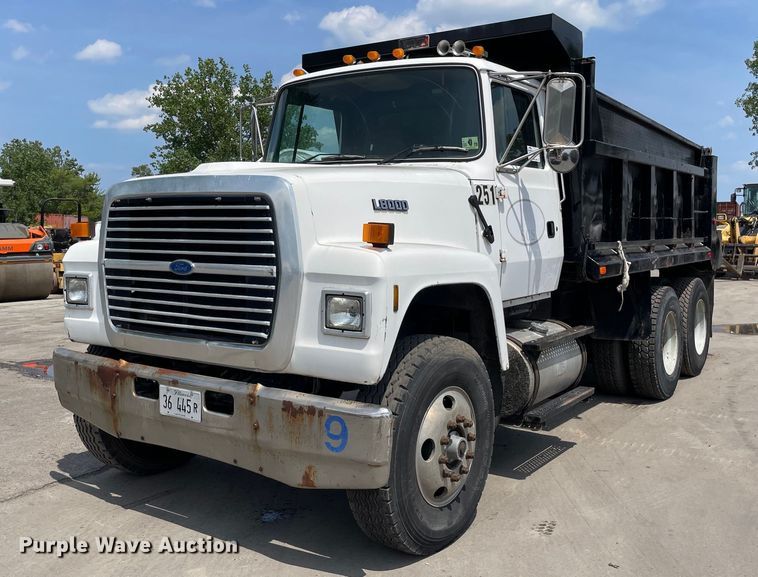 1995 Ford  L8000 dump truck - DS5520