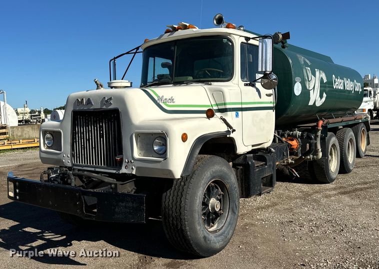 1984 Mack  DM685S water truck - DV5755