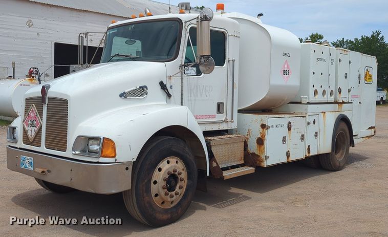 2001 Kenworth T300 fuel / lube truck - DW5044