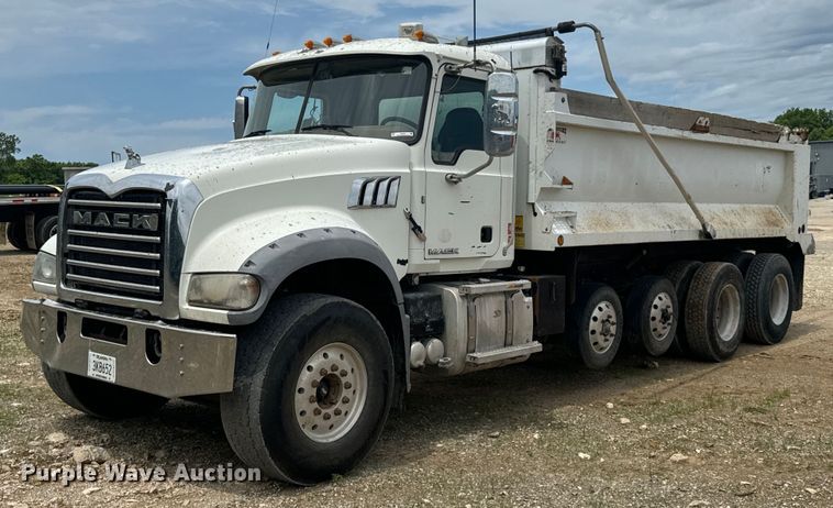 2017 Mack GU713 dump truck - DX0639