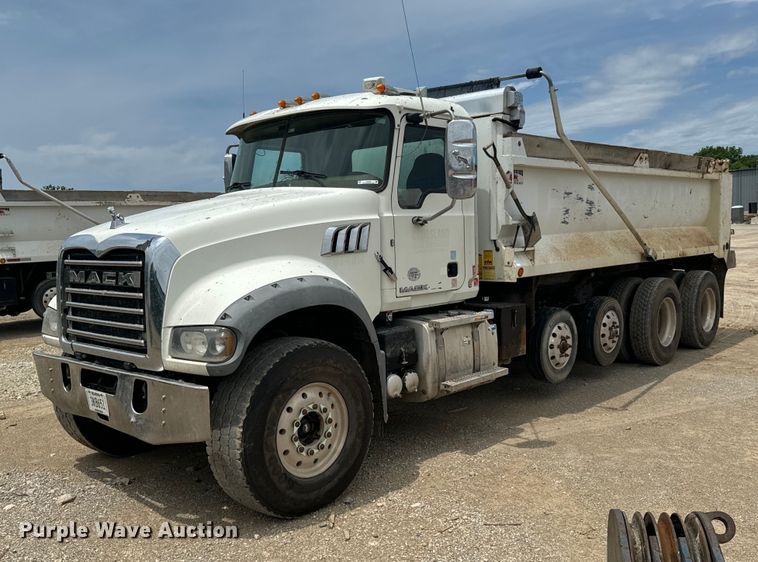 2017 Mack GU713 dump truck - DX0640