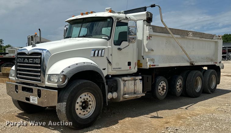 2017 Mack GU713 dump truck - DX0641