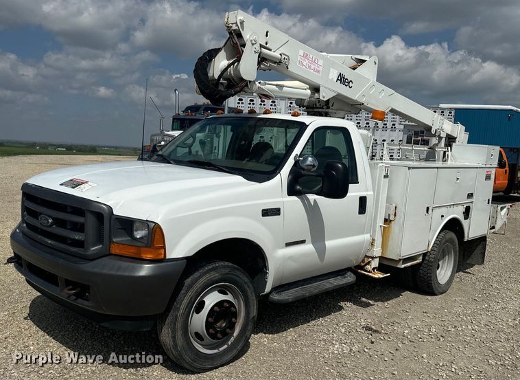 2001 Ford F550 Super Duty XL  bucket truck - EJ2711