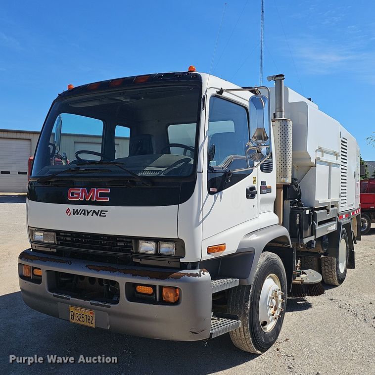 2004 GMC T7500 street sweeper truck - EJ5629