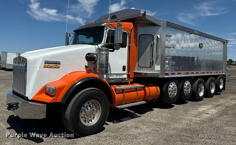 2022 Kenworth T800 dump truck - EK1356