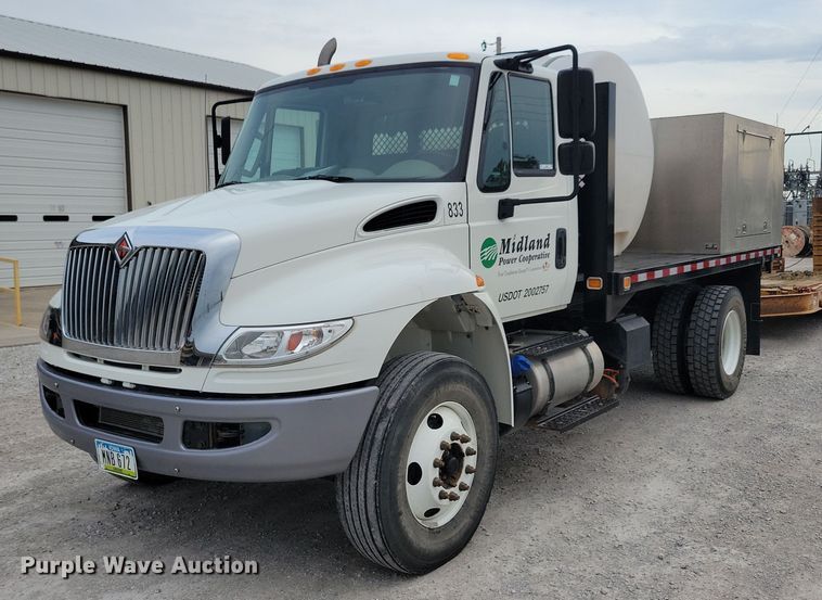 2017 International  4400 flatbed truck - KA9998