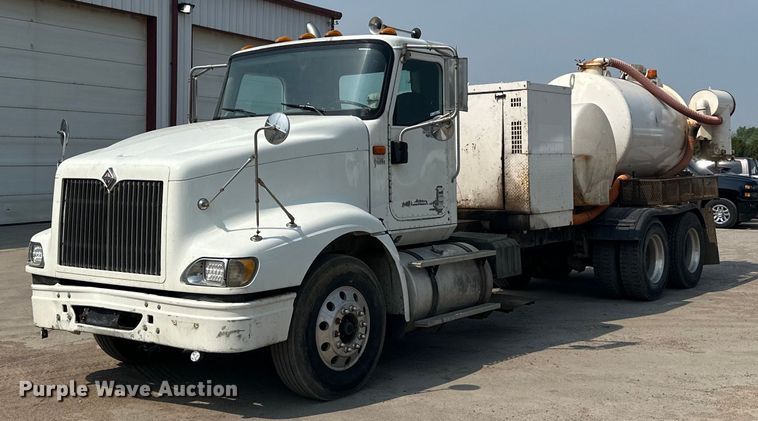 2002 International  9400i vacuum truck - LR9355