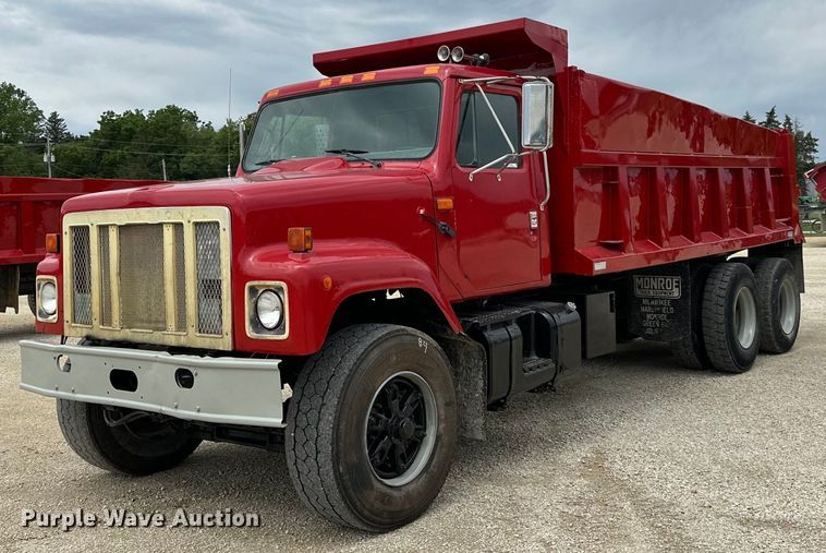 1992 International  2554 dump truck - LR9383