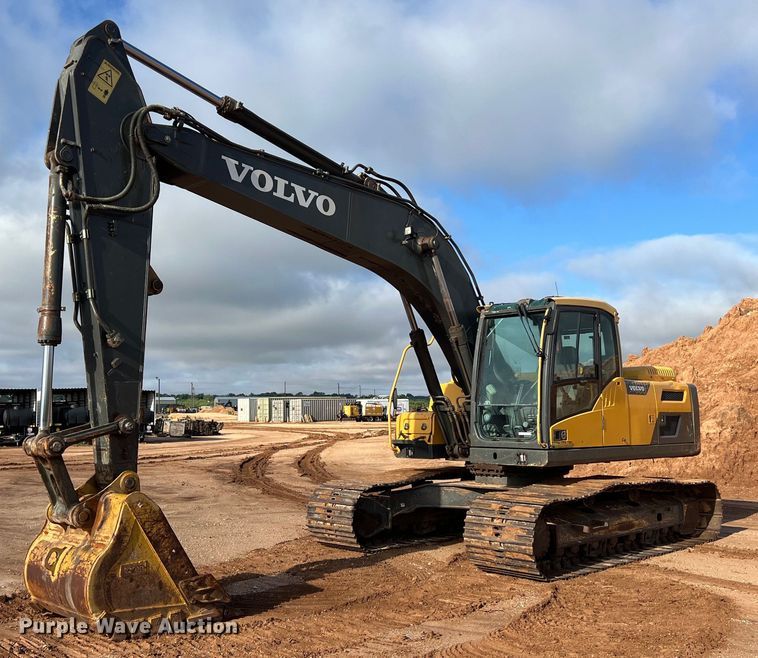 2012 Volvo EC220DL excavator - LU9928