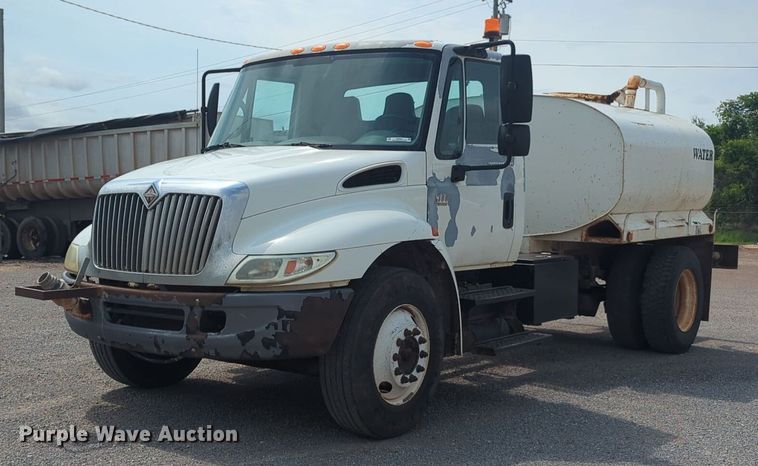2003 International  4300 water truck - NG9901