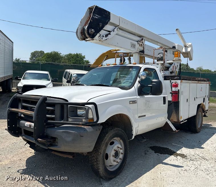 2003 Ford F350 Super Duty bucket truck - NR9910