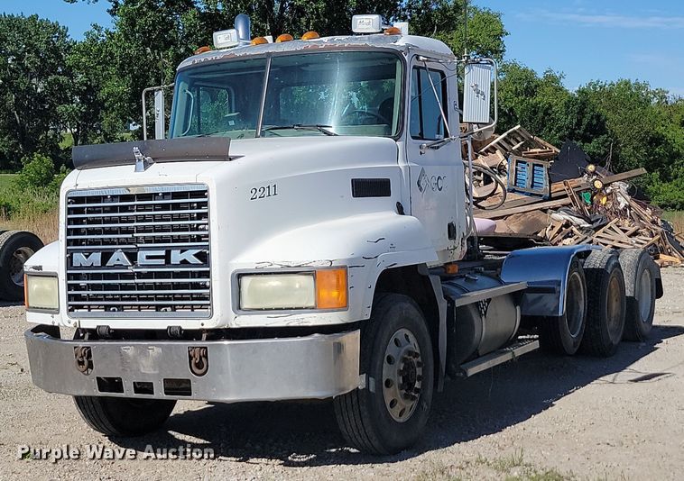 2003 Mack CH600 semi truck - NZ9936