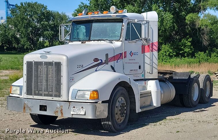 1999 Peterbilt 377 semi truck - NZ9937
