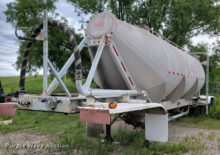 1996 Fruehauf pneumatic dry bulk trailer - NZ9952
