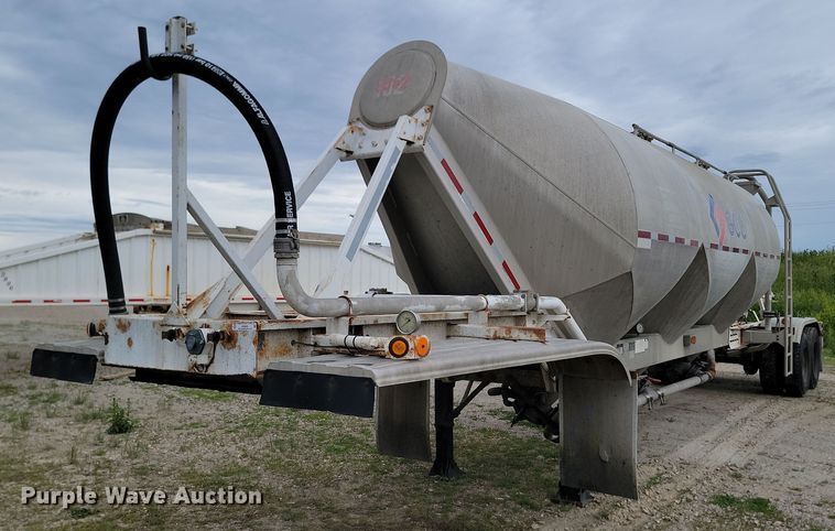 1998 Fruenhauf  pneumatic dry bulk trailer - NZ9955