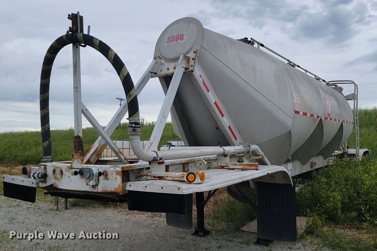 1996 Fruehauf  pneumatic dry bulk trailer - NZ9956