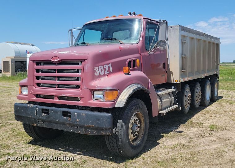 1999 Sterling  LT9511 dump truck - NZ9972