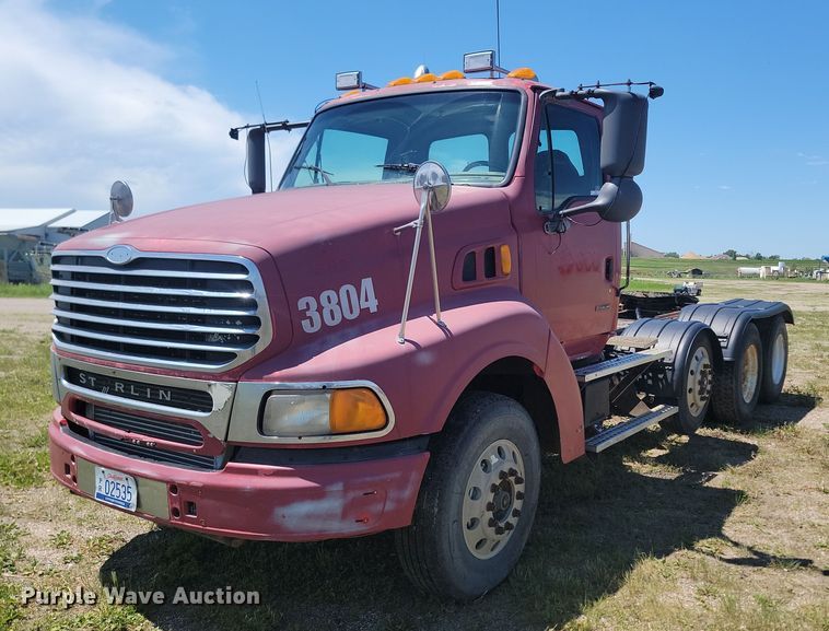 2001 Sterling  AT9513 semi truck - NZ9975