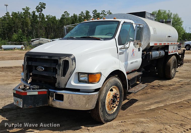 2005 Ford F750 oil distributor truck - OK9884