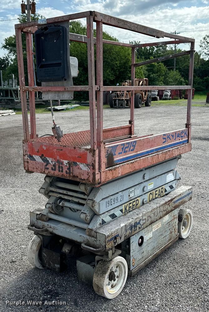 1999 SkyJack SJIII 3219 scissor lift - OL9518