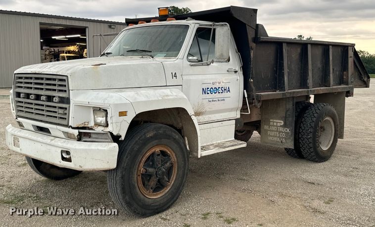 1981 Ford F700 dump truck - DX0672