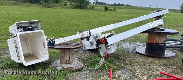 2011 Terex  Hi-Ranger LT-40 bucket lift - DX0673