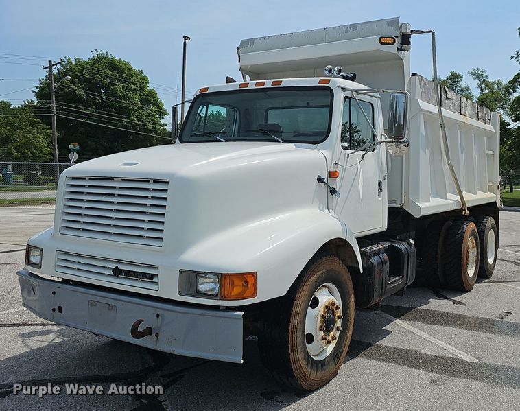 2001 International  2674 dump truck - EJ5582