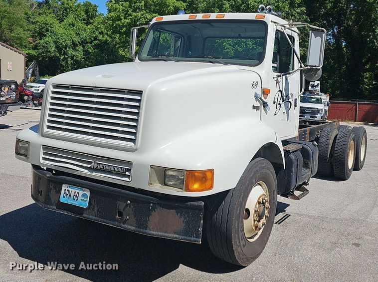 2000 International  2674 truck cab and chassis - EJ5653